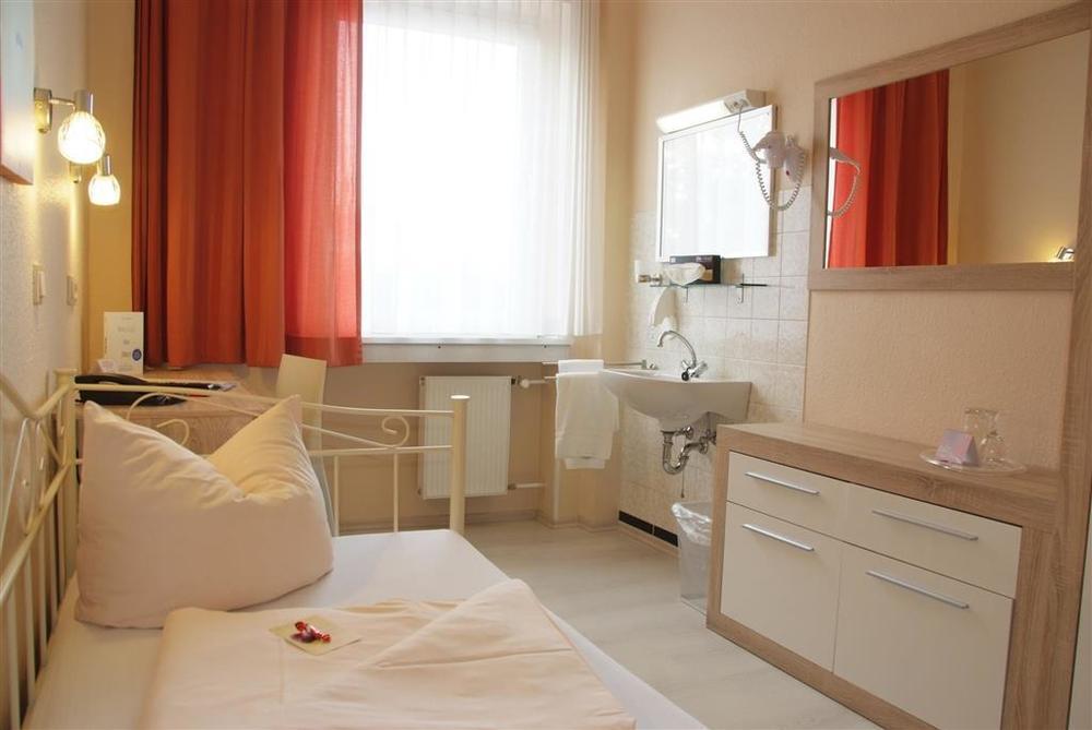 Arena Hotel Γκελσενκίρτσεν Δωμάτιο φωτογραφία