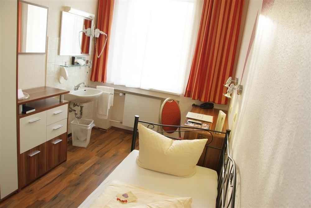 Arena Hotel Γκελσενκίρτσεν Δωμάτιο φωτογραφία
