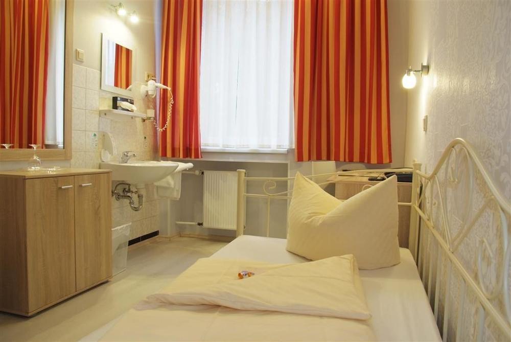 Arena Hotel Γκελσενκίρτσεν Δωμάτιο φωτογραφία